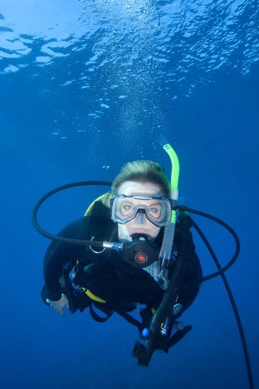 photodune-1315032-woman-scuba-diving-xs